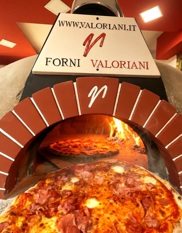 Forno Valoriani acceso con pizza di Terrazza 99